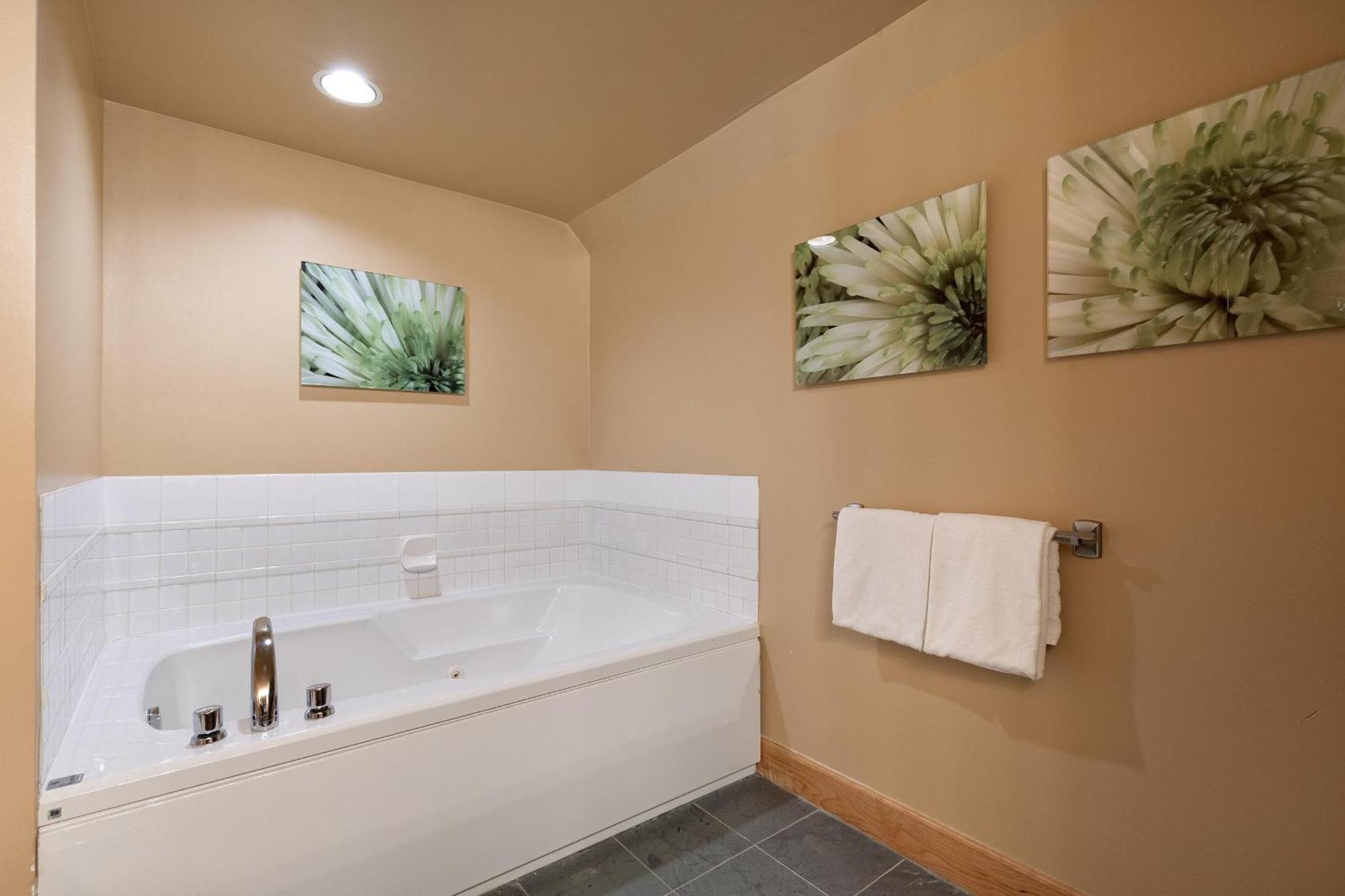 Alpine Greens 8 | Bright Townhome Near Blackcomb, Walk Or Shuttle To Skiing, Secure Parking Whistler Exterior photo